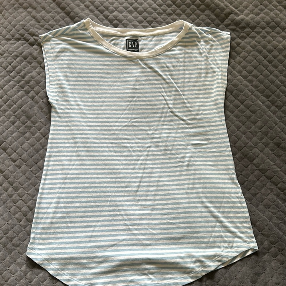Gap maternity shirt